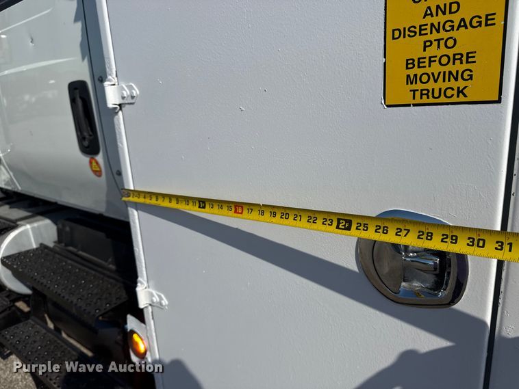 image for item NU9643 2010 International 7500 crane truck