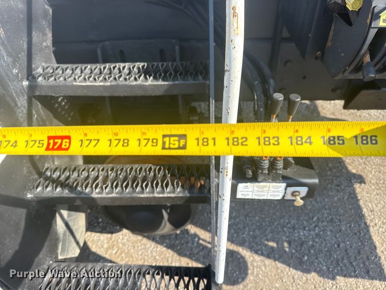 image for item NU9643 2010 International 7500 crane truck