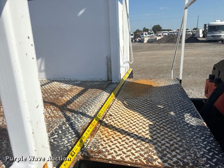 image for item NU9643 2010 International 7500 crane truck