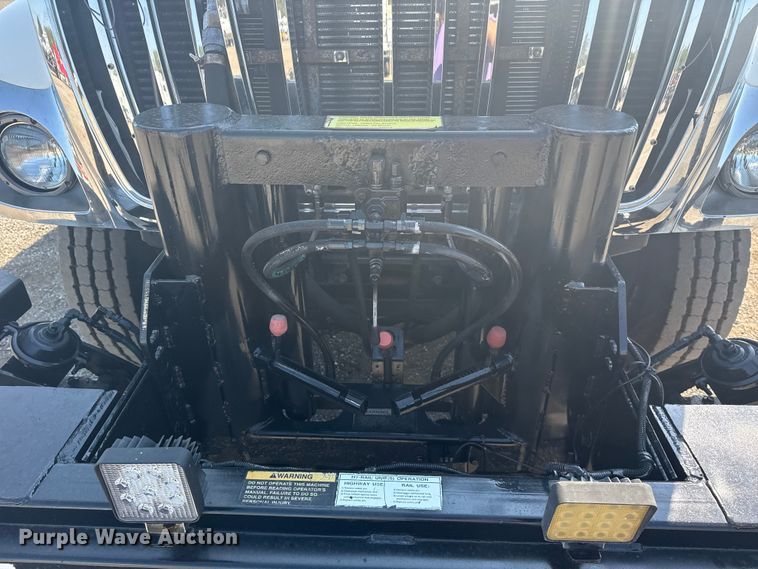 image for item NU9643 2010 International 7500 crane truck