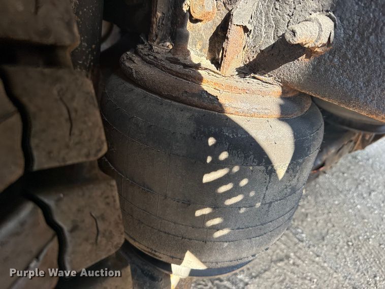 image for item NU9643 2010 International 7500 crane truck