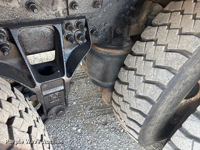 image for item NU9643 2010 International 7500 crane truck