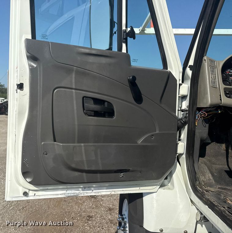 image for item NU9643 2010 International 7500 crane truck