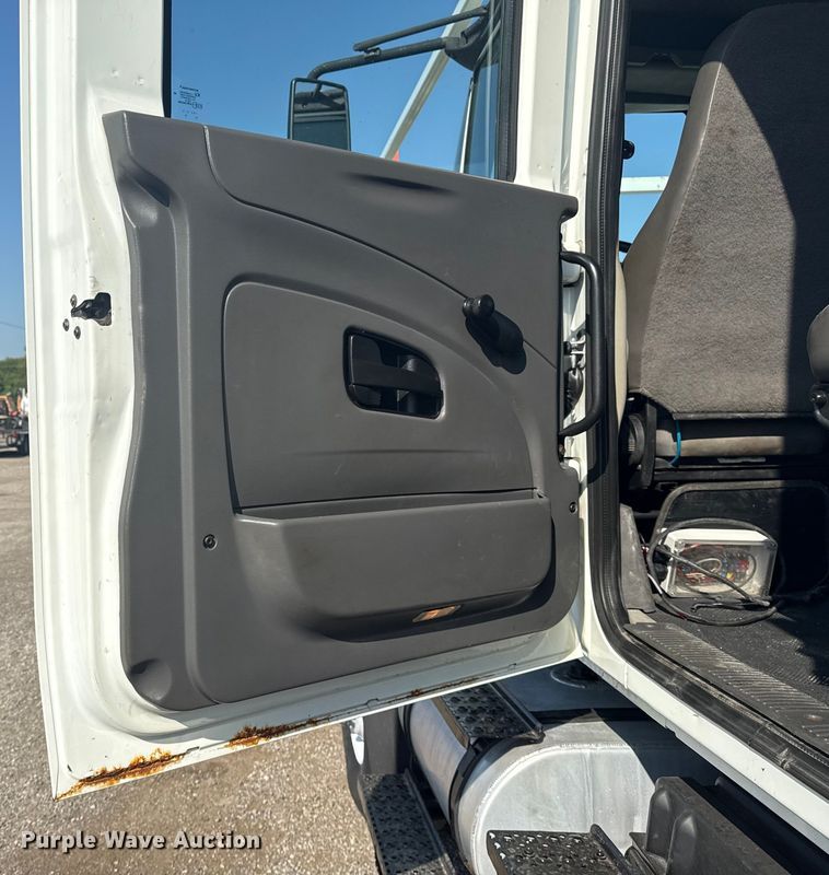 image for item NU9643 2010 International 7500 crane truck