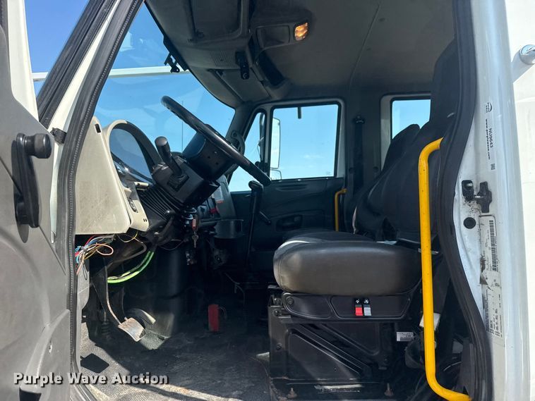 image for item NU9643 2010 International 7500 crane truck