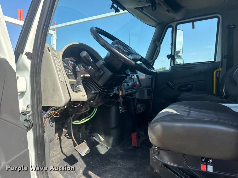 image for item NU9643 2010 International 7500 crane truck