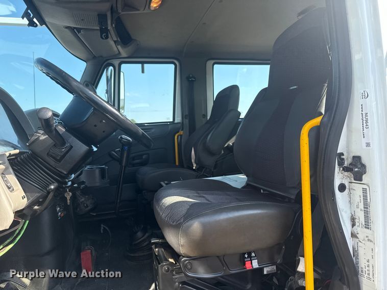 image for item NU9643 2010 International 7500 crane truck