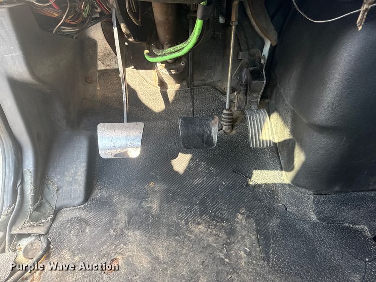 image for item NU9643 2010 International 7500 crane truck