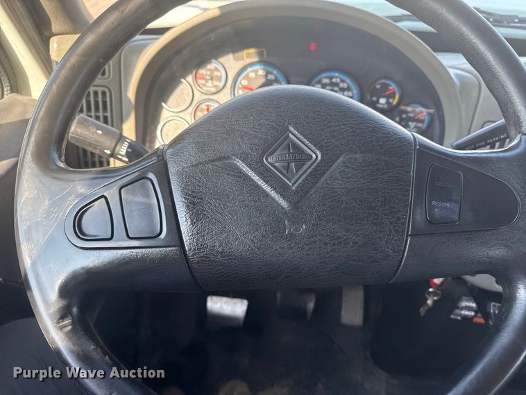 image for item NU9643 2010 International 7500 crane truck