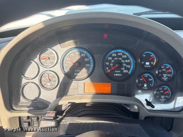 image for item NU9643 2010 International 7500 crane truck