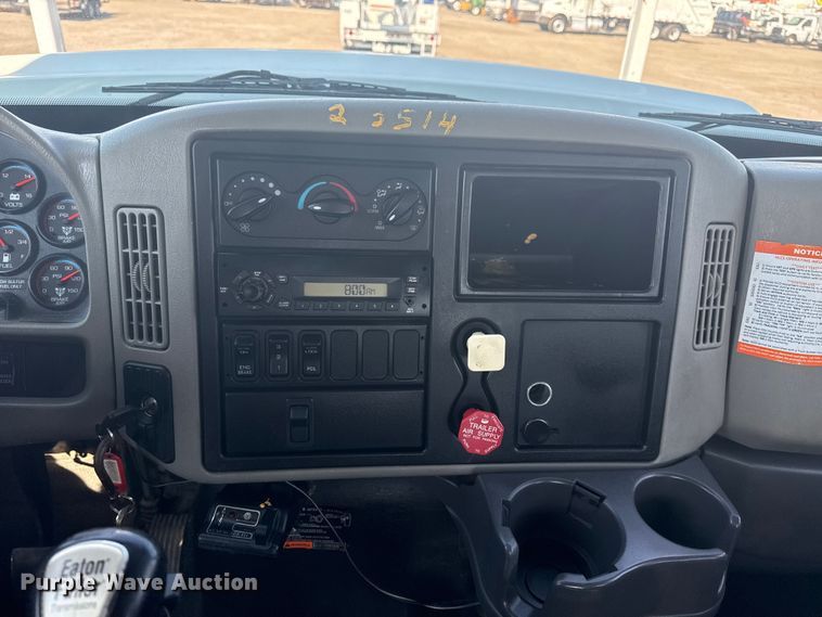 image for item NU9643 2010 International 7500 crane truck