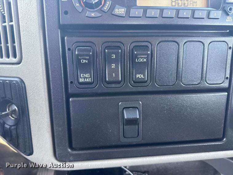 image for item NU9643 2010 International 7500 crane truck