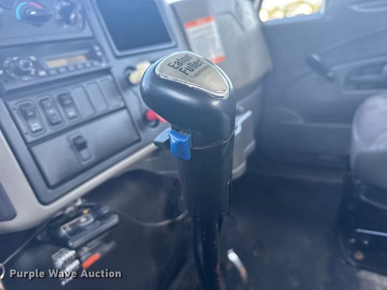 image for item NU9643 2010 International 7500 crane truck