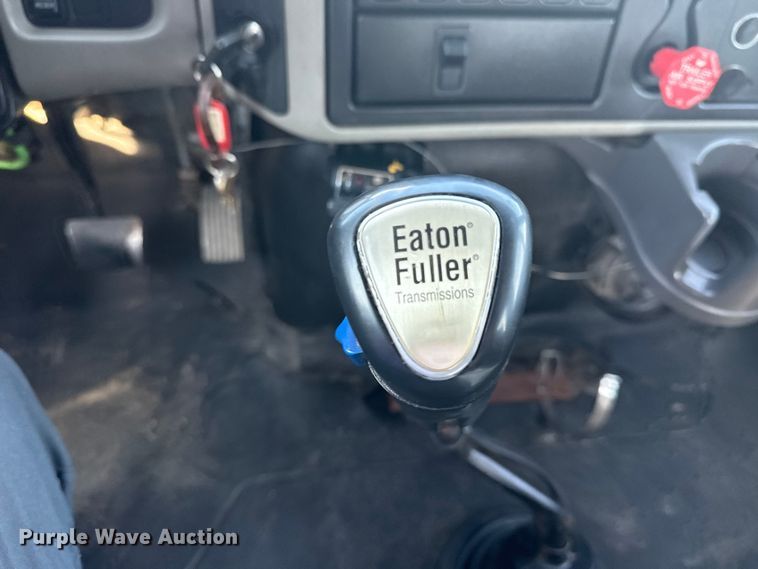 image for item NU9643 2010 International 7500 crane truck