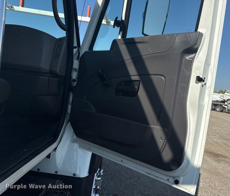 image for item NU9643 2010 International 7500 crane truck