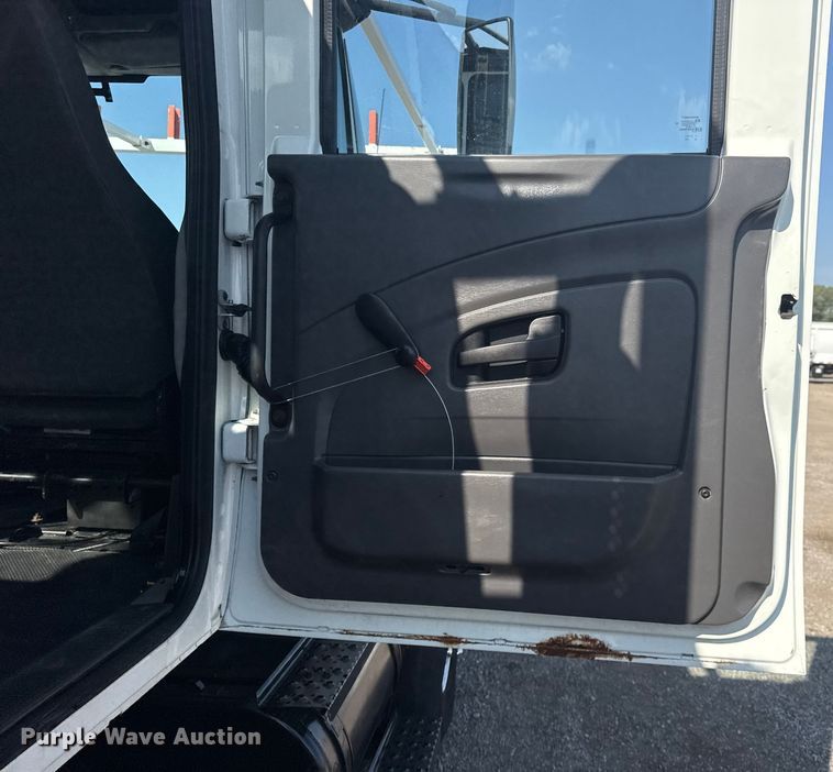 image for item NU9643 2010 International 7500 crane truck