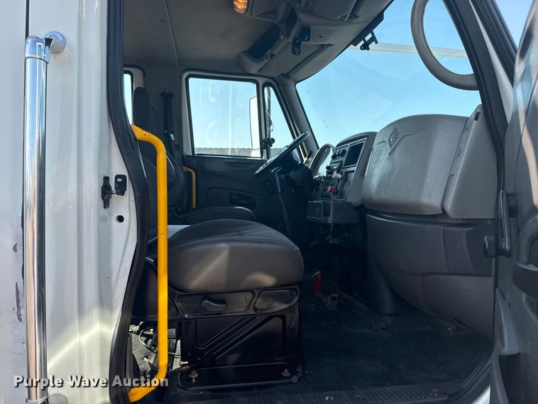 image for item NU9643 2010 International 7500 crane truck