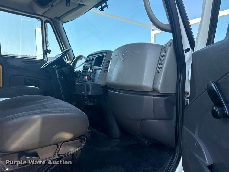 image for item NU9643 2010 International 7500 crane truck