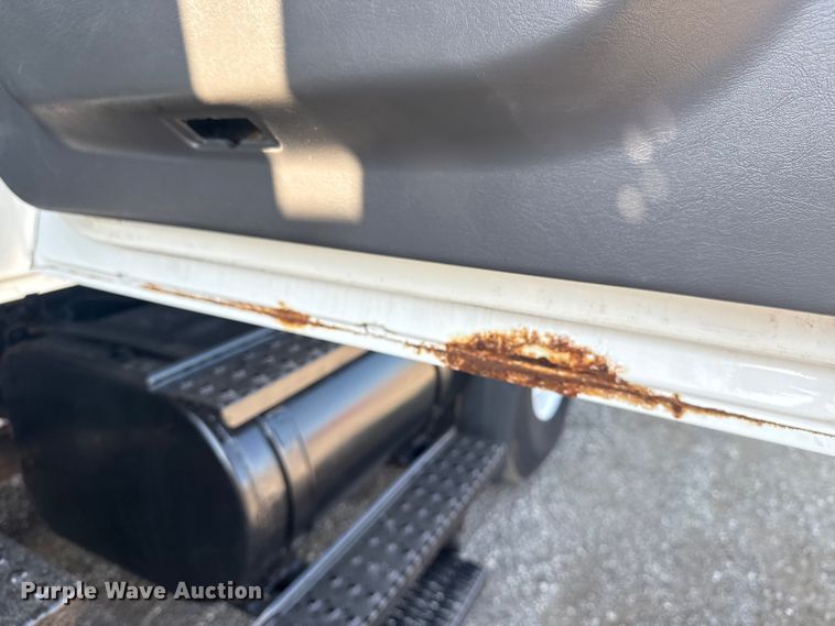 image for item NU9643 2010 International 7500 crane truck