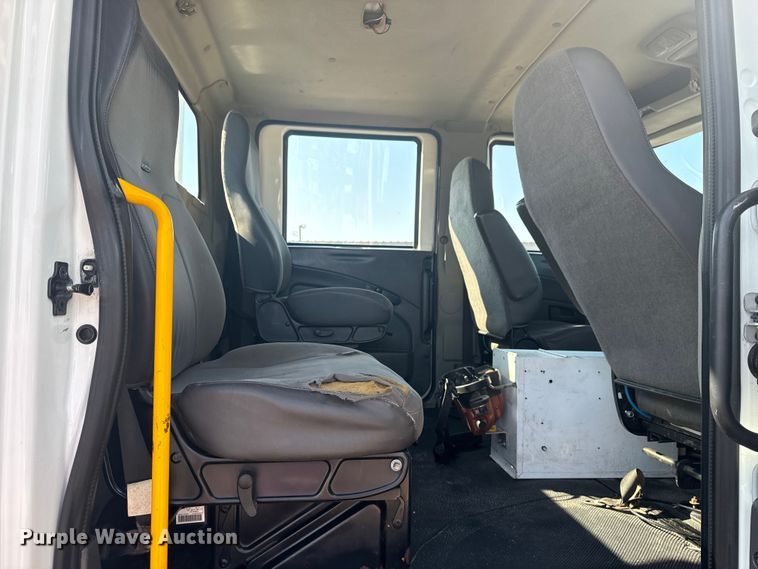 image for item NU9643 2010 International 7500 crane truck