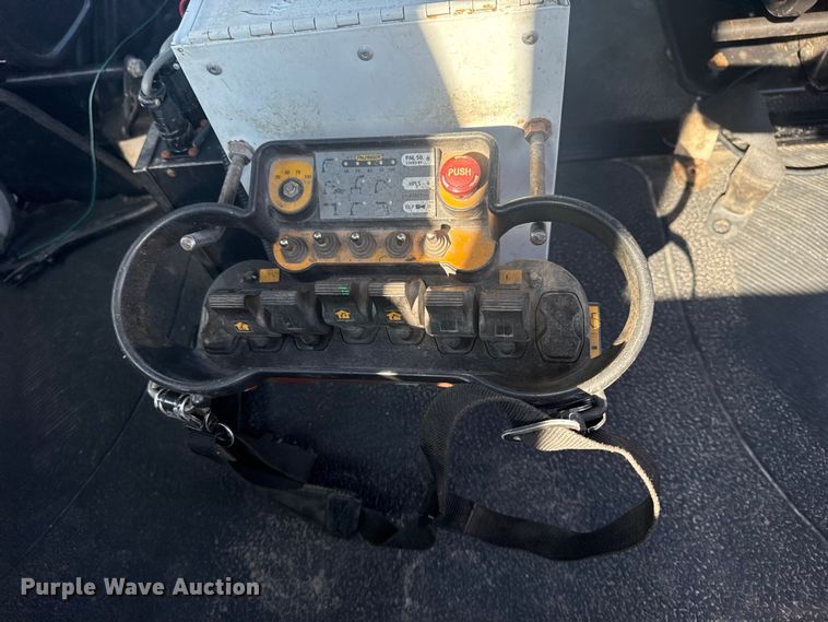 image for item NU9643 2010 International 7500 crane truck