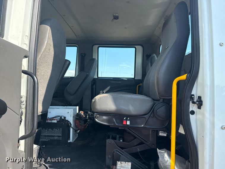 image for item NU9643 2010 International 7500 crane truck