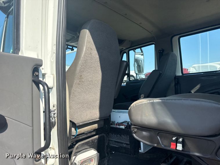 image for item NU9643 2010 International 7500 crane truck