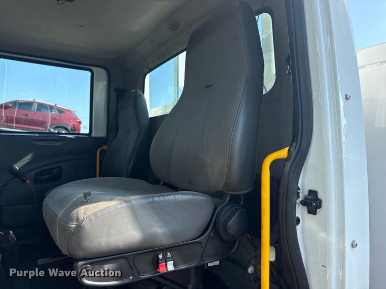 image for item NU9643 2010 International 7500 crane truck