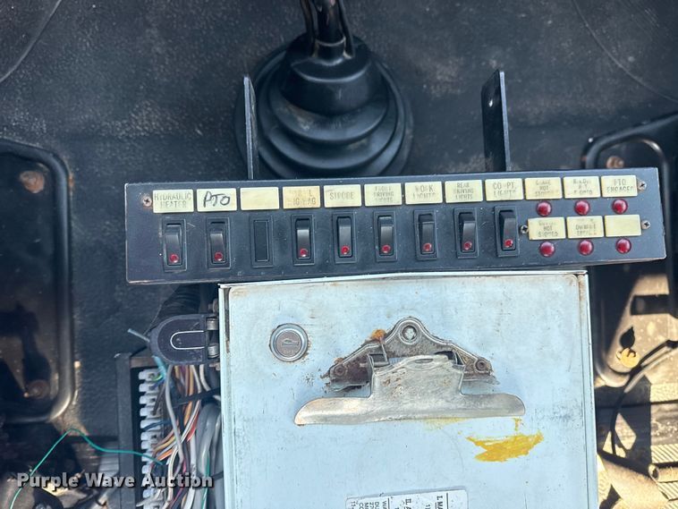 image for item NU9643 2010 International 7500 crane truck