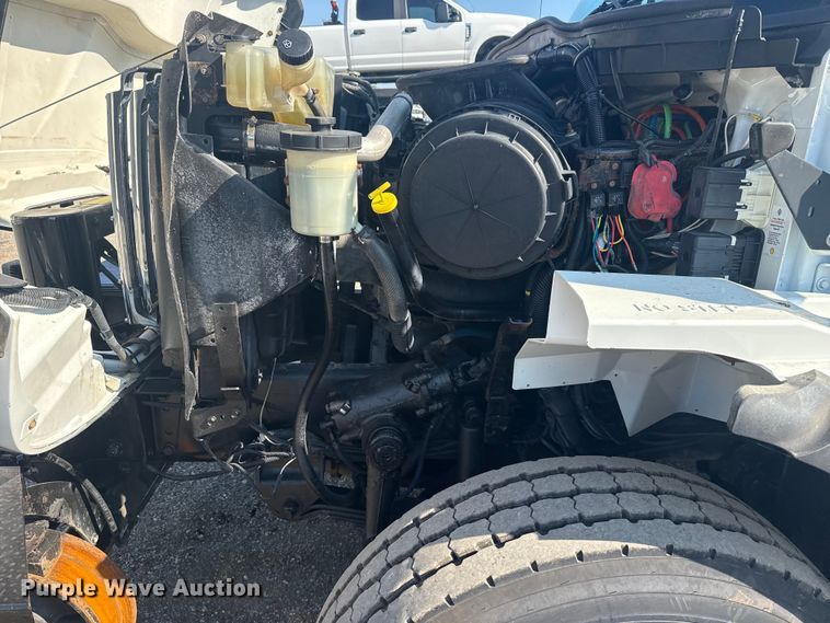 image for item NU9643 2010 International 7500 crane truck