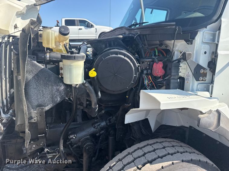 image for item NU9643 2010 International 7500 crane truck