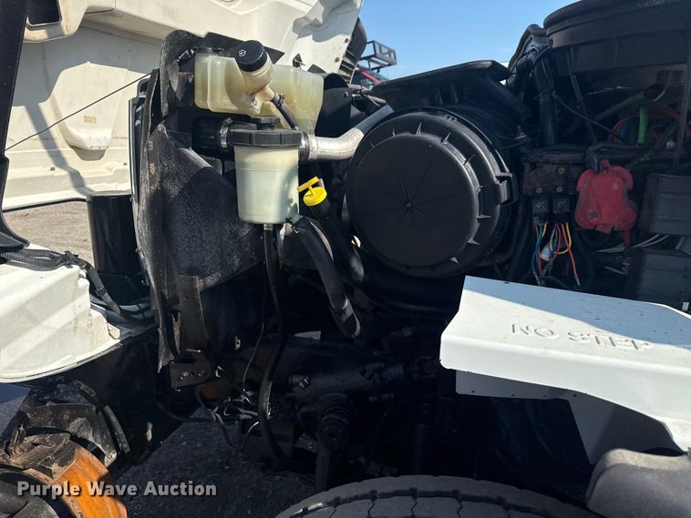 image for item NU9643 2010 International 7500 crane truck