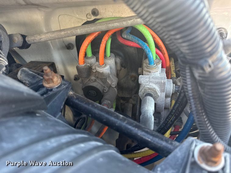 image for item NU9643 2010 International 7500 crane truck