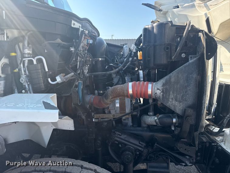 image for item NU9643 2010 International 7500 crane truck