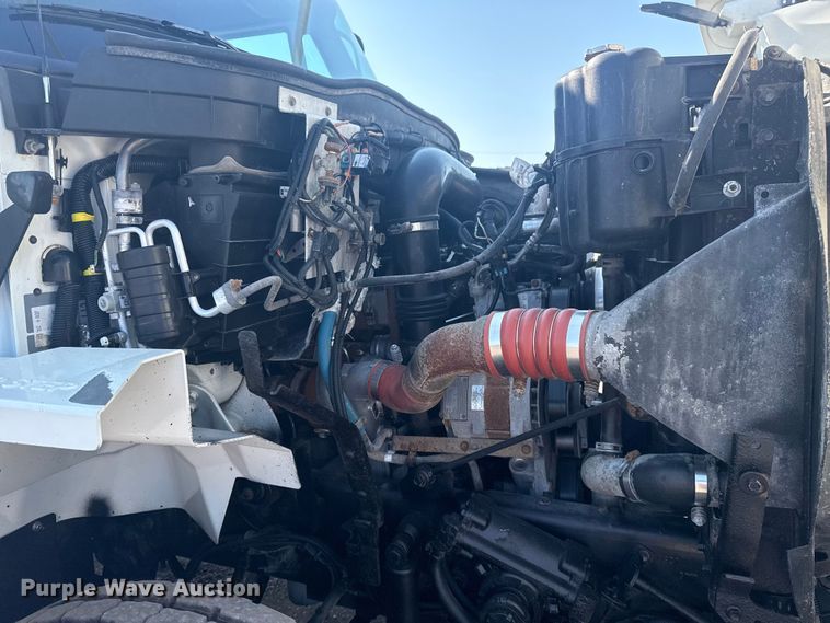 image for item NU9643 2010 International 7500 crane truck