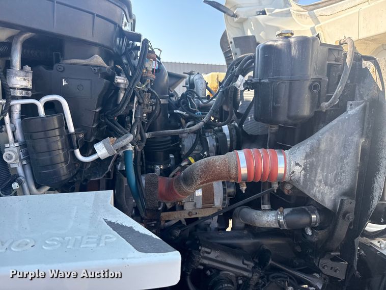 image for item NU9643 2010 International 7500 crane truck