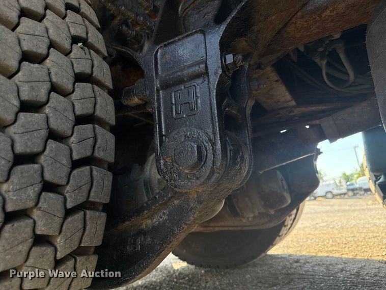 image for item NU9643 2010 International 7500 crane truck