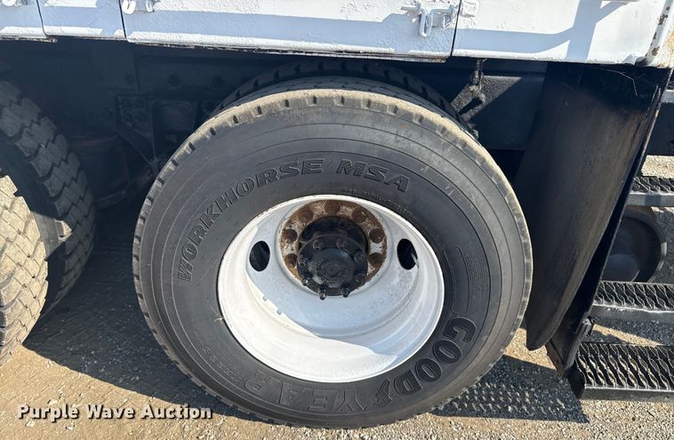 image for item NU9643 2010 International 7500 crane truck