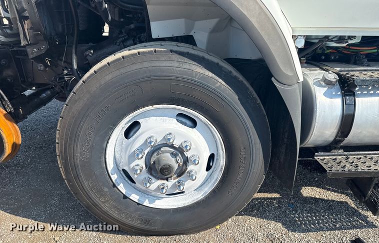 image for item NU9643 2010 International 7500 crane truck