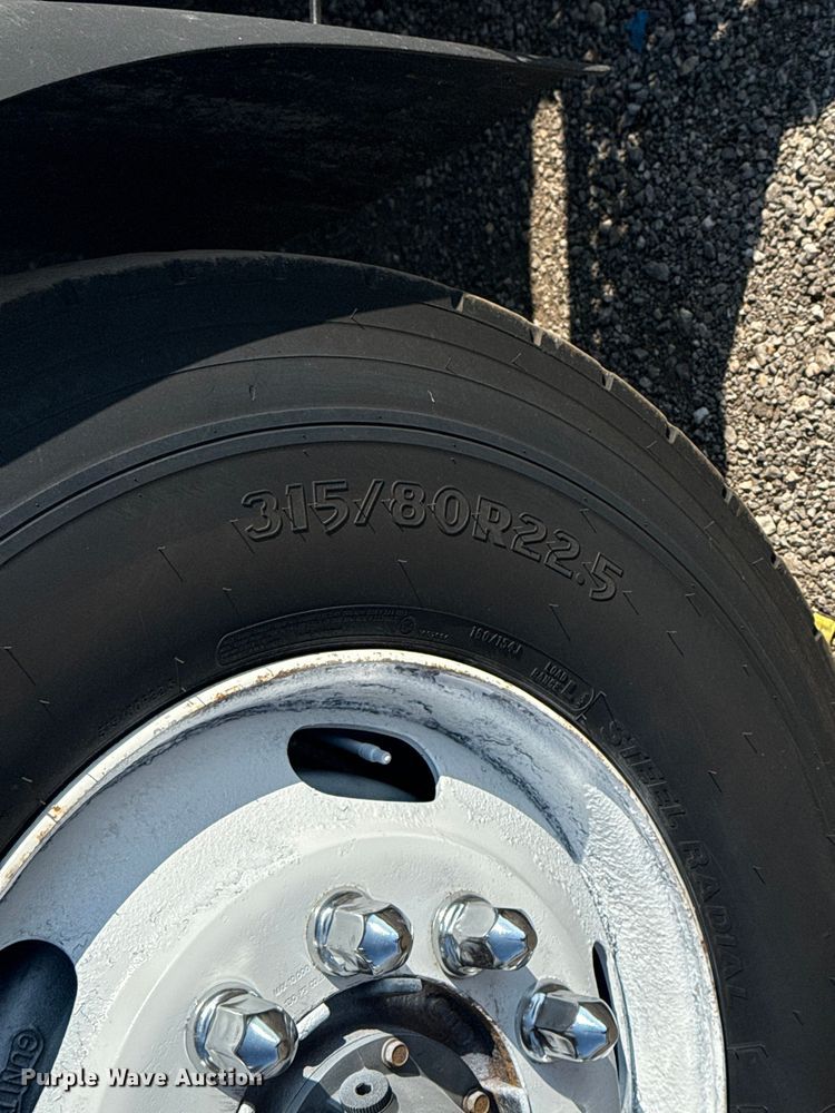 image for item NU9643 2010 International 7500 crane truck