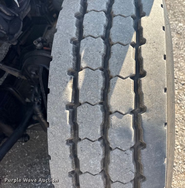 image for item NU9643 2010 International 7500 crane truck