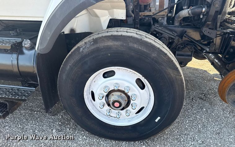 image for item NU9643 2010 International 7500 crane truck