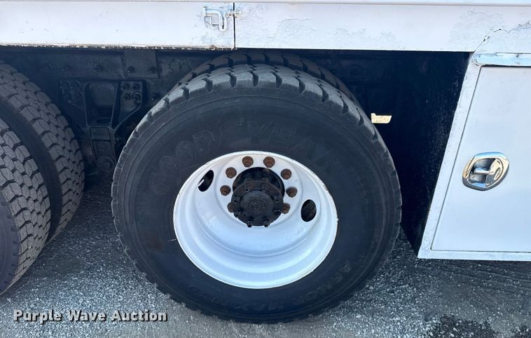 image for item NU9643 2010 International 7500 crane truck