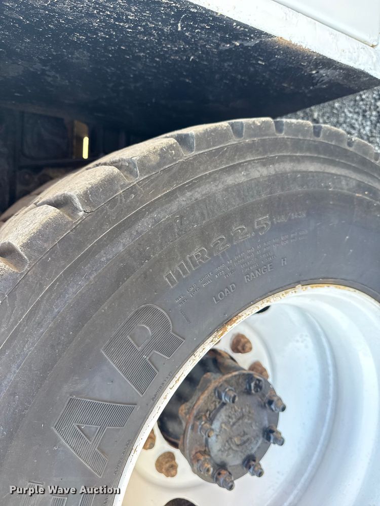 image for item NU9643 2010 International 7500 crane truck