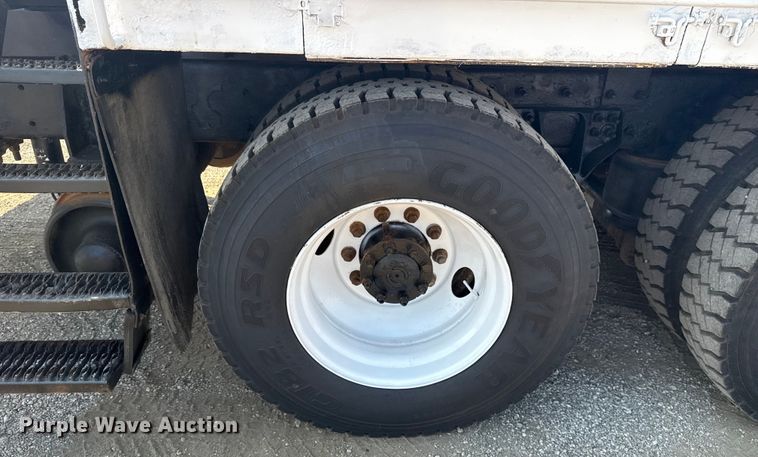 image for item NU9643 2010 International 7500 crane truck