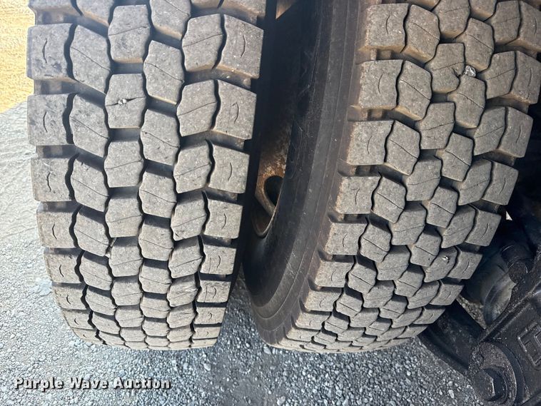 image for item NU9643 2010 International 7500 crane truck