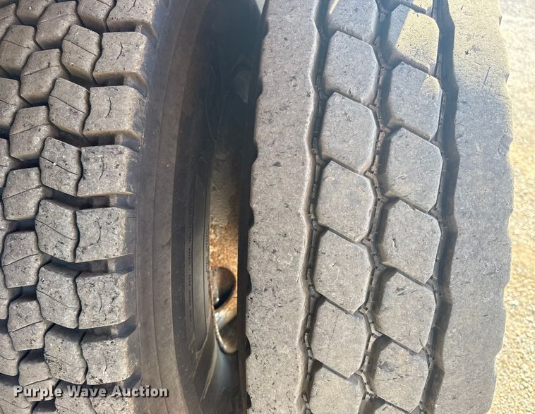 image for item NU9643 2010 International 7500 crane truck