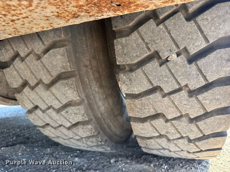 image for item NU9643 2010 International 7500 crane truck