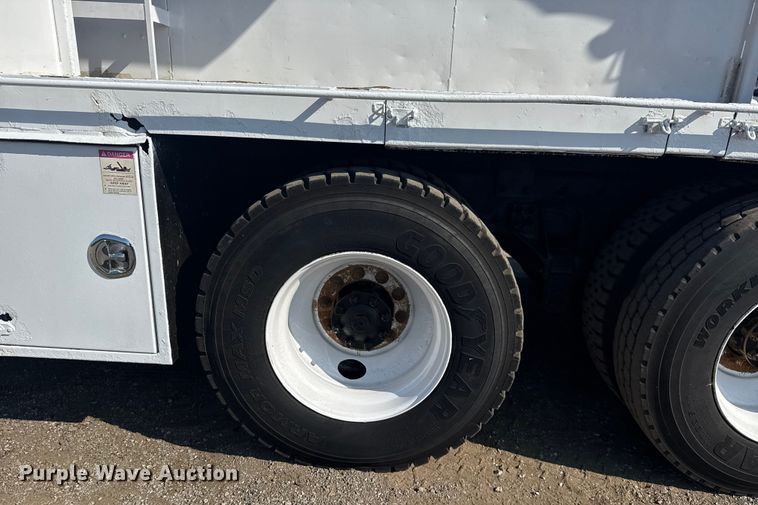 image for item NU9643 2010 International 7500 crane truck