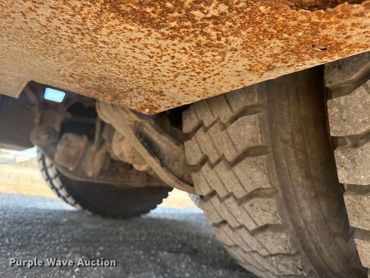 image for item NU9643 2010 International 7500 crane truck